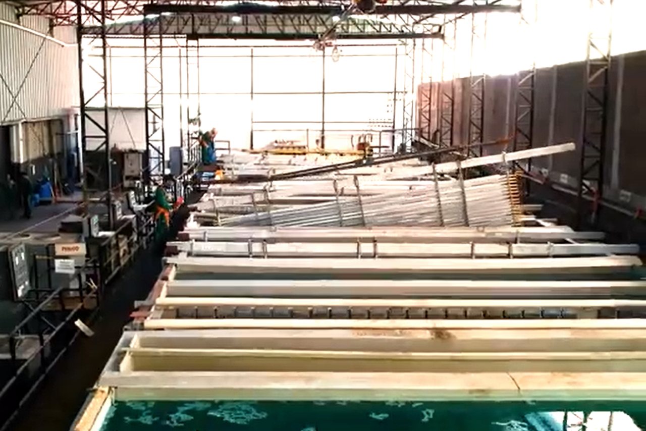 Perfil de alumínio anodizado e pintado — comparação de acabamentos